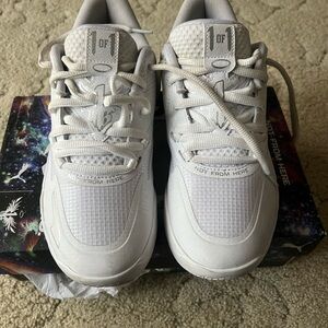 JUNIOR PUMA MB1 LO JR SIZE 7y WHITE BASKETBALL SHOES